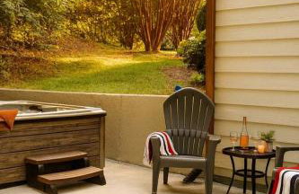 Waterfront Retreat with Spectacular Interior, Jacuzzi and Game Room in NC - Foto 50