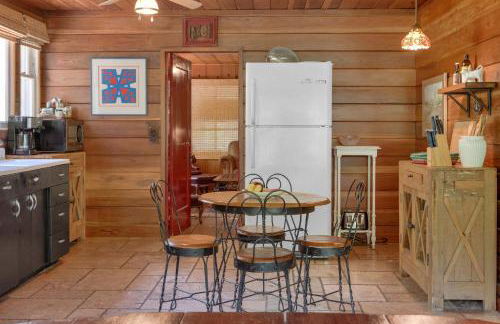 Cozy Riverfront Cabin Just Steps to the Russian River with Beach Access & Wood Stove - Foto 24