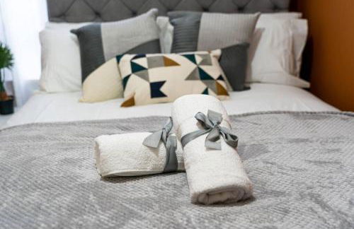 Cheerful 2 Bedroom Homely Apartment, Sleeps 4 Guest Comfy, 1x Double Bed, 2x Single Beds, Free Parking, Free WiFi, Suitable For Business, Leisure Guest, Contractors, QE Hospital, Glasgow, Near Airport & City Centre, Perfect For Common Wealth Games 2026 - Foto 41