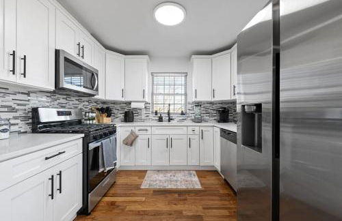 NYC 20min, Sleeps 10, Free Parking, Patio - Foto 24