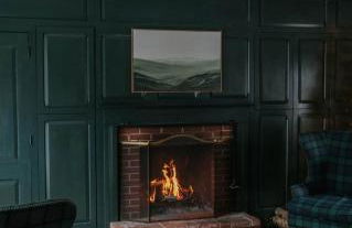 1820 House - VT Charm + Modern Comforts + Hot Tub - Foto 2