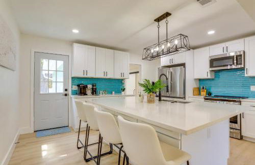 Private Hot Tub and Fenced Yard Sleek Gulfport Home - Foto 2