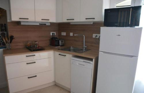 Le Mas Synaé- Joli studio classé 3étoiles avec terrasse et piscine - Foto 9