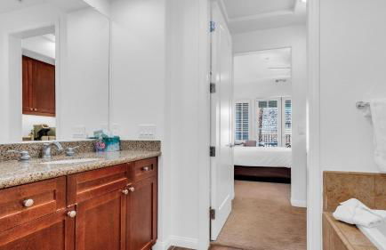 LV009 Private Upstairs Studio w Mountain Views - Photo 8