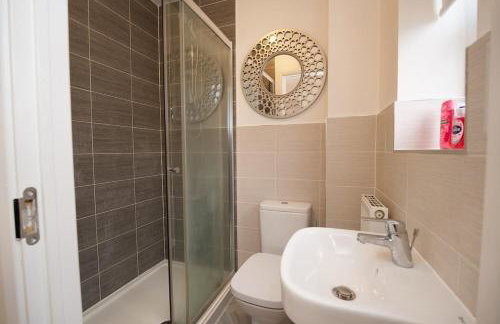 Clothier House - Stylish 3Bed Haven, WiFi & Driveway Parking - Foto 25