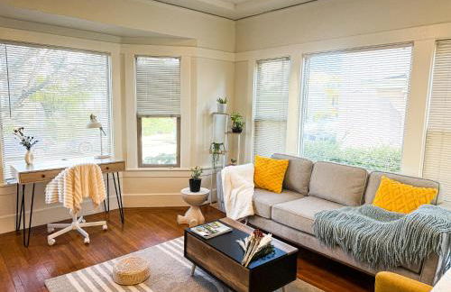 Bright, Modern & Artsy Space - Photo 28