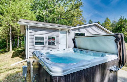 Lake Escape with Hot Tub and Docks in Hope! - Foto 2