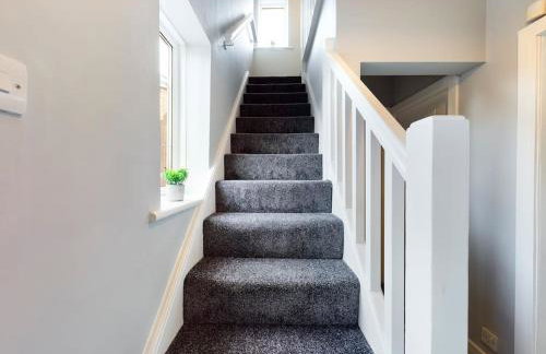 Stunning Family Home with Comfortable Surroundings by Our Home Short Stays ideally situated within Greater Manchester - Photo 23