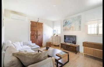 Apartment in monumental square Madrid Center - Photo 23