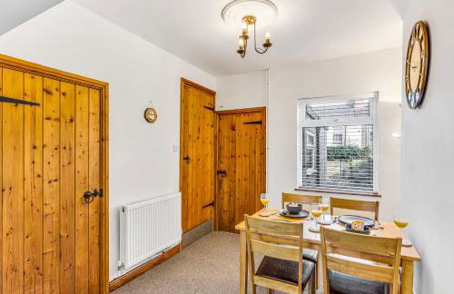 Comfortable 3 Bedroom Gem with 2 Bathrooms Perfect for Groups - Photo 21