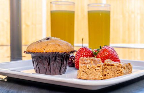 CENTRAL MK- 3Bed, 2 Bath house for LONG TERM CONTRACTOR Stays, free parking for 2 vehicles, DESK & GARDEN space managed by CHIQUE PROPERTIES LTD - Photo 19