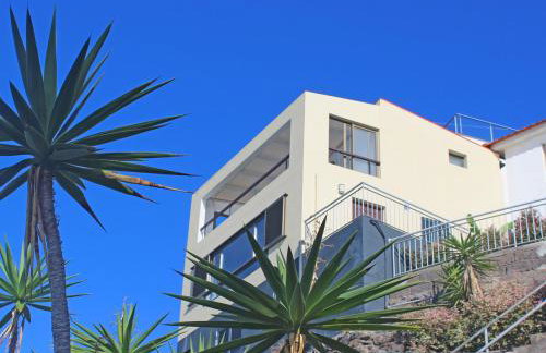 The Yellow House - Photo 2