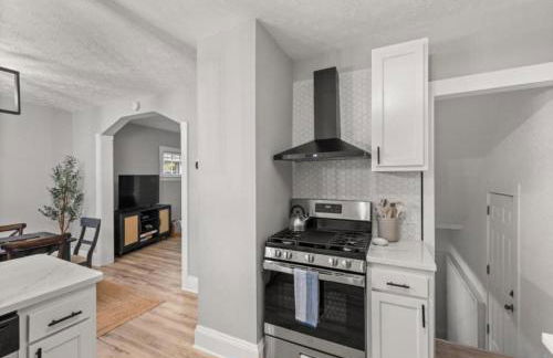 Newly Renovated and Designed Near Downtown - Foto 10