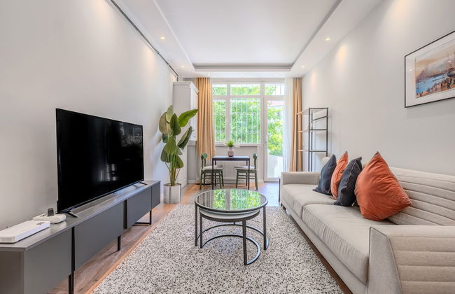 House w Garden 10 min to City s in Beyoglu - Photo 1