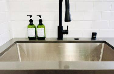Modern 2BR Guest Suite with Kitchen, Free Parking, Fire Pit - 10 mins to SJC - Photo 17