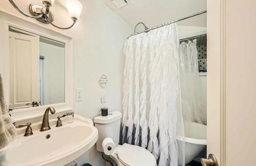 Victorian Dream! Charming Mountain View Home by Downtown - Foto 30