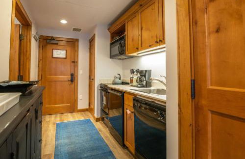 Studio Efficiency Unit with Balcony over Mountaineer Square condo - Foto 12