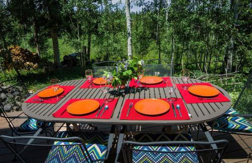 Cozy 2BR with Great Views Near Trails - Photo 1