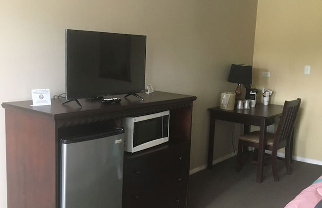 Ambassador Inn And Suites - Photo 12