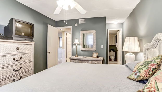 Spacious Condo Just Steps from the Atlantic by RedAwning - Foto 3, Habitación