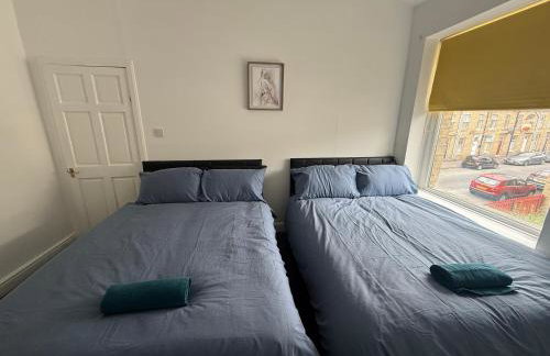 Central 3BR Home - Huddersfield Serviced Accomodation - Walk to Station & Town - Business Travellers - Families - Students - Photo 28