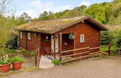 Luxury Peak District lodge, hot tub, log burner, nr lake - Photo 4