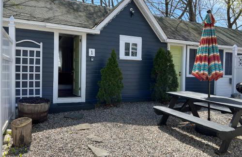 Cottage 1-2 -2 Bedroom 1 Bath End Unit with Kitchenette Private Courtyard Pet Friendly fee applies - Photo 25