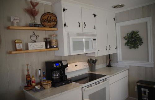 Waterfront, dock, Hot tub, kayaks, King Bedroom with amazing views, RELAXATION, 2 miles to the beach - Foto 35