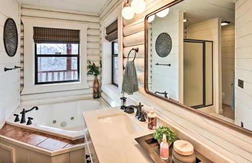 Enchanting Forested Cabin with Fire Pit and Grill - Foto 16