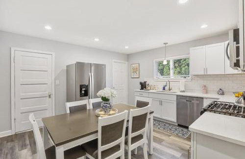 Cozy Chic 4BD 2BA Home in St Charles - Foto 12