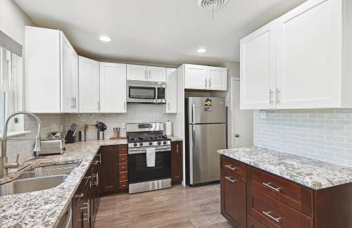 Peaceful and Relaxing Getaway w Beautiful Pool - Photo 14