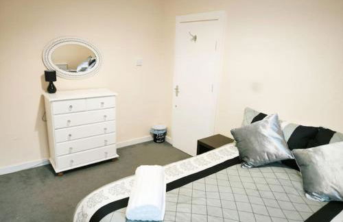 Spacious & Comfortable 4BR Retreat Sleeps 7, Perfect for Families & Professionals, Clark Property Estates - Foto 12