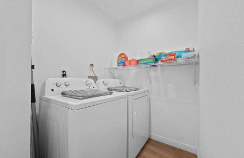 Modern Cottage, Hot Tub, Bistro Patio, Putting Green, Walk to All! - Foto 52