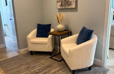 Bright and Comfy 5 Star Location with a Heated Pool - Foto 15