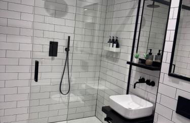 Central 2-Bed Apartment with Balcony & Parking - Foto 16