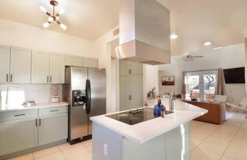 Epic 6BR with Pool, Spa and Fire Pit - Walk to Trails - Foto 8