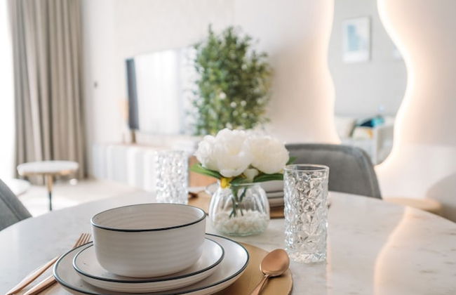 Elegant Stay: Balcony & Stunning Dubai Creek Views - Photo 32