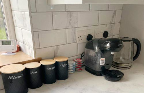 Business & Family Friendly 6 Bed Stay with Garden - Free Parking - Fast Wi-Fi and workspace - London & Essex Links - Photo 6