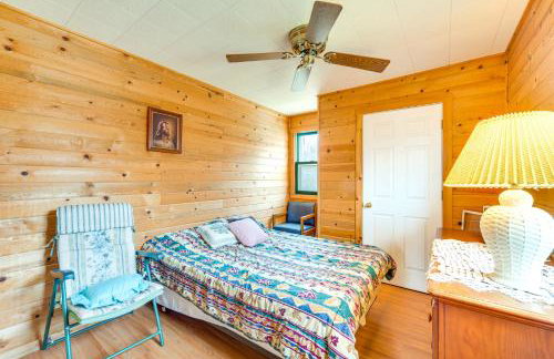 1 Mi to South Twin Lake Cabin with Deck in Trego! - Foto 16