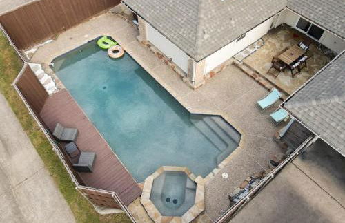 Central Plano 4-BD 2-BA Pool Retreat, Sleeps 10 - Foto 27