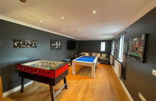 Luxury 4-5 Bed Home with Games Room and Balcony - Foto 1