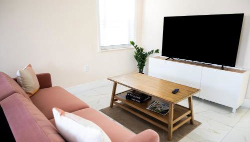 Central Getaway in Little Havana Near Airport, Wynwood, Calle 8 Brickell, Coral Gables and more , Fenced parking - Foto 2