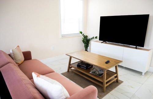 Central Getaway in Little Havana Near Airport, Wynwood, Calle 8 Brickell, Coral Gables and more , Fenced parking - Foto 2