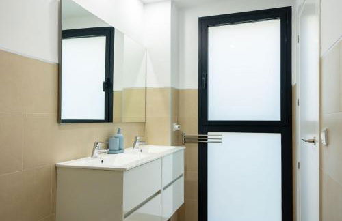 Charming 2 Bedroom Apartment with FREE PARKING close to Torre del Oro by Ocityzen - Foto 28