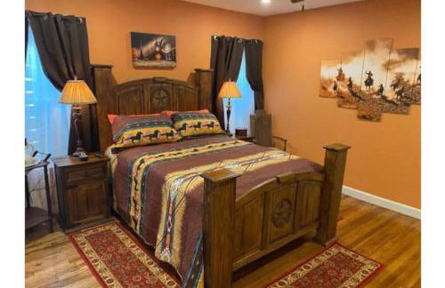 StockYards!-1 block away ! Cowboy Cottage sleeps 9 - Foto 19