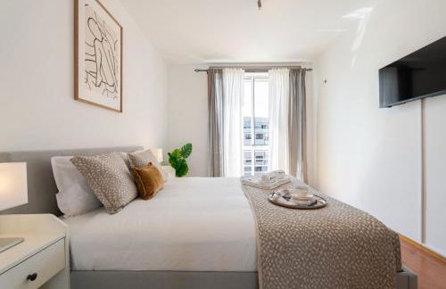 Bright Flat with Balcony & Garage by HostWise - Foto 6