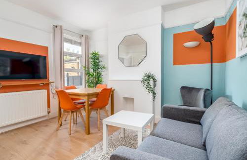 "FurnishedRentals Direct" WiggenHouse Stylish 3 Bedroom house Sleeps 8 with Free Parking, 2 Bathrooms, near to Watford High Street and Watford Football Stadium, Suitable for visiting Harry Potter Warner Bros Studio and London - Photo 1