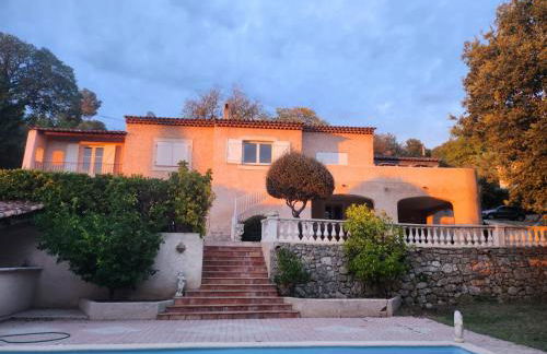 Rez de villa , beau jardin avec piscine - Foto 1