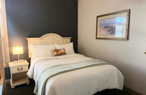 Beachfront Condo - Walk to Beach, Sunrise views - Photo 7