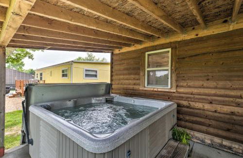 Family Home with Hot Tub - Walk to Johnson Lake! - Foto 24